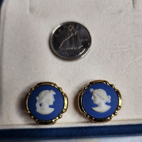 Vintage Wedgwood Blue Jasperware Clip On Earrings No/Box - Picture 5 of 8